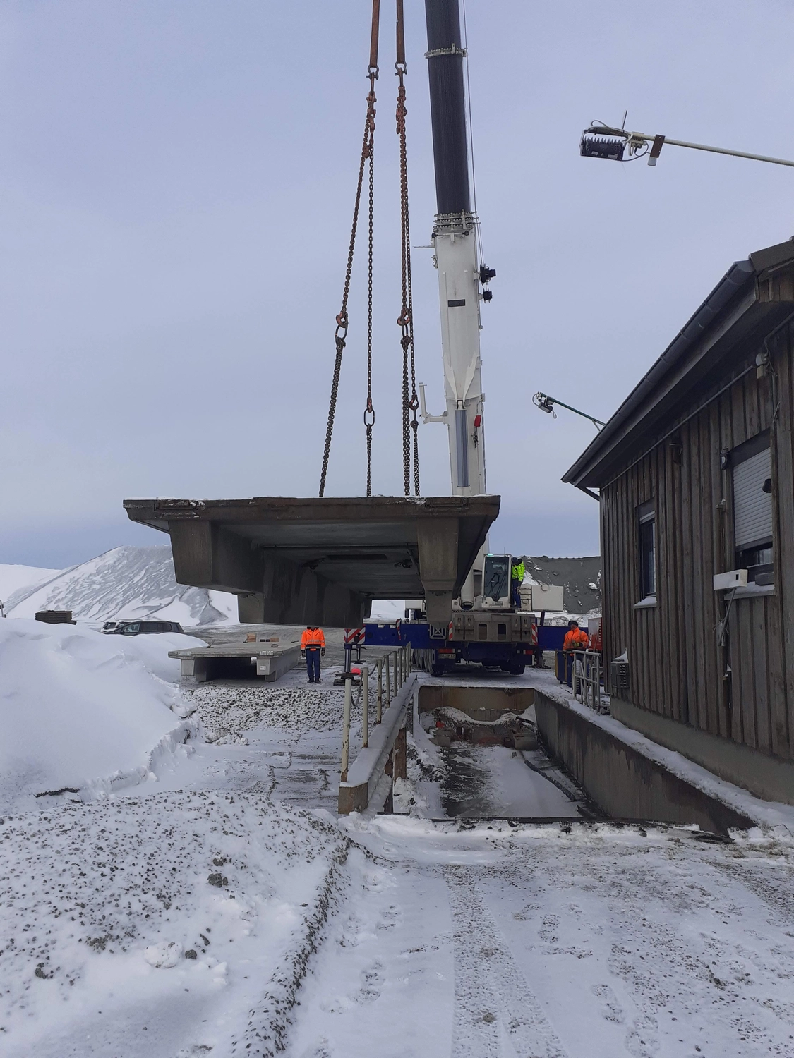 Bock - Eich- und Wägetechnik - Anheben des zerfetzten Teils